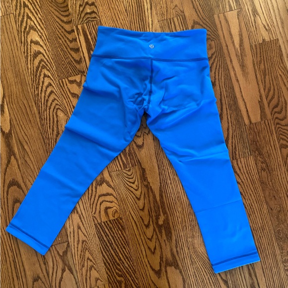 Size 6 Lululemon reversible blue cropped leggings - Picture 4 of 5